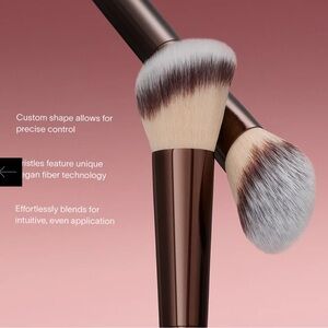 Hourglass
NO. 15 BLUSH BRUSH